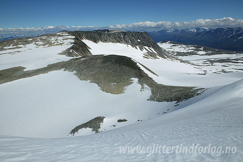 Fra Vestre Hestbreapiggen østover mot Vesle Hestbreapiggen (2051 moh) og videre mot Midtre (2160 moh).