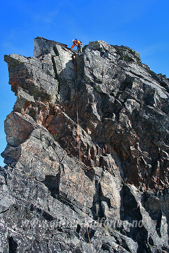 Rappell-/klatrehammer vest for Midtre Tverråtinden.