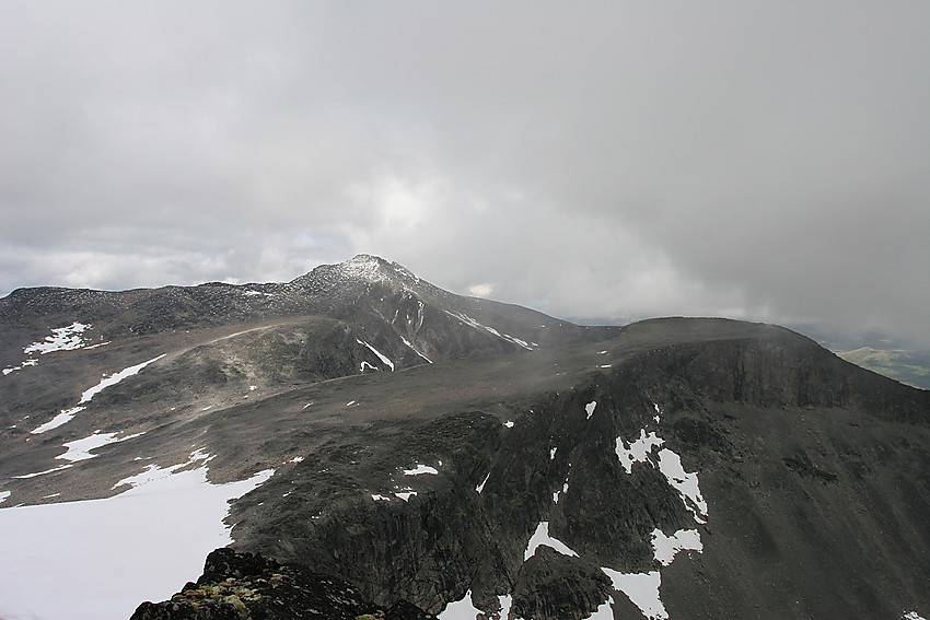 Utsikt fra Skarvflyløyfttinden SØ1 mot Tjønnholstinden (2329 moh) og Tjønnholsoksle (2145 moh).