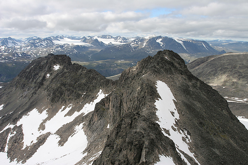 Fra Skarvflyløyfttinden mot Søre Skarvflytinden (2210 moh) og Midtre Skarvflytinden (2154 moh).