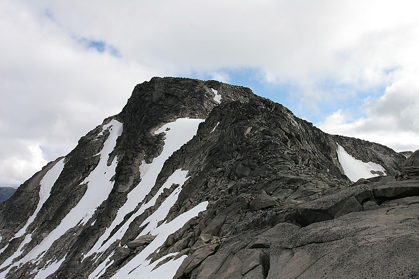 Skarvflyløyfttinden (2250 moh) sett fra sadelen mot Søre Skarvflytinden.