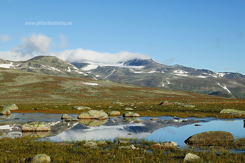 Sommermorgen på Valdresflye med utsikt nordvestover mot bl.a. Tjønnholstinden som gjemmer seg bak ei tåkesky.