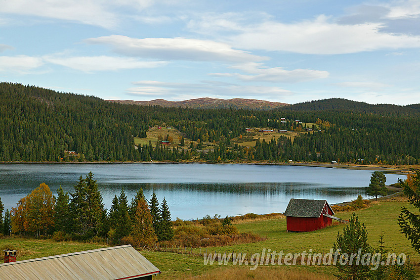 Ved Eidvatnet med Makalausfjellet i bakgrunnen.