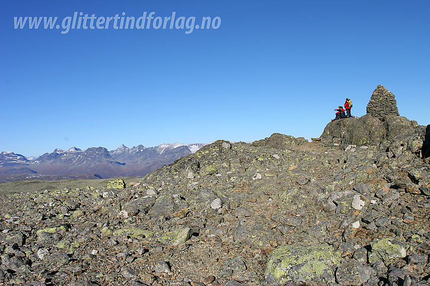 På toppen av Mugnetinden (1737 moh) med Gjendealpene i bakgrunnen.