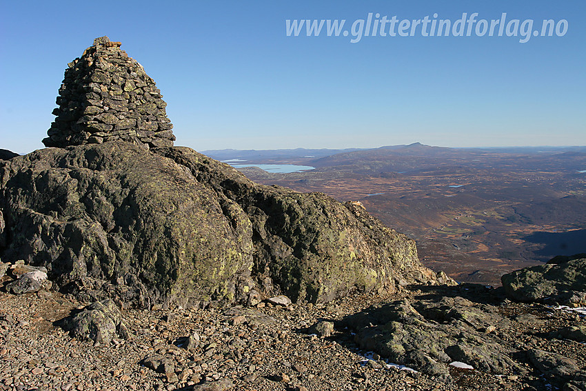 På toppen av Mugnetinden (1737 moh) ved varden med utsikt i østlig retning mot bl.a. Skaget (1686 moh).