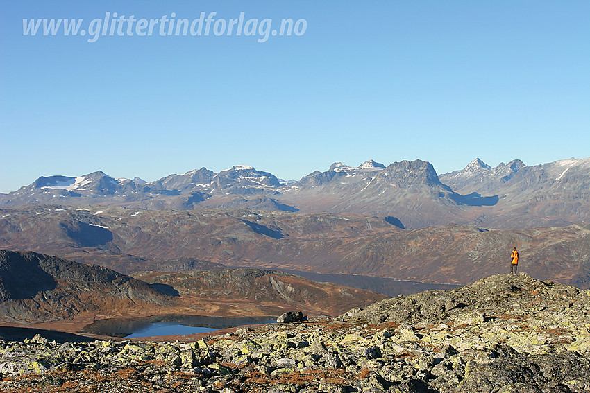 Fra ryggen nord for Mugnetinden med utsikt nordvestover mot Gjendealpene.