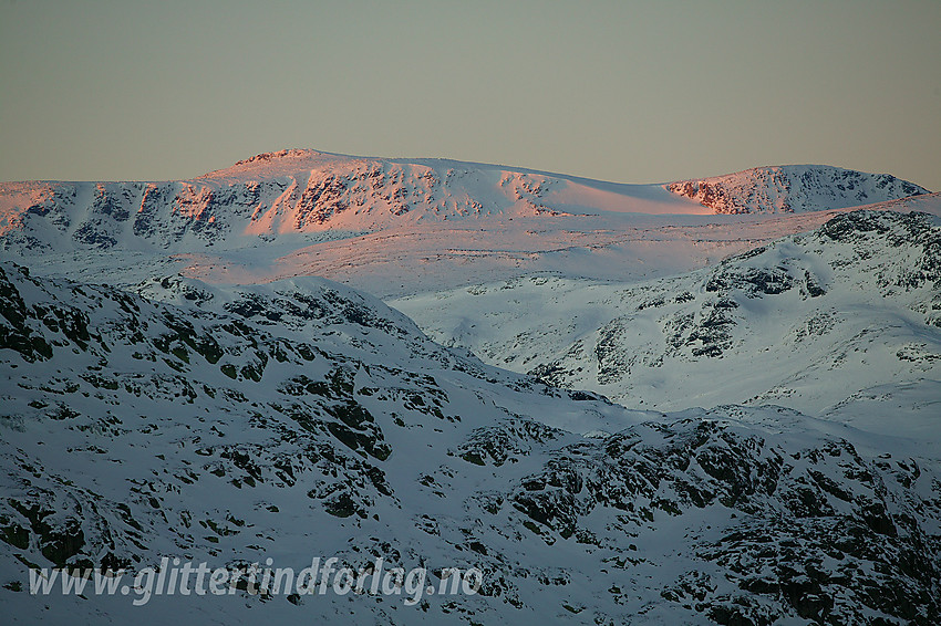 Litt opp fra Båtskardet mot Båtskardberge med telelinse mot Rasletinden (2105 moh).