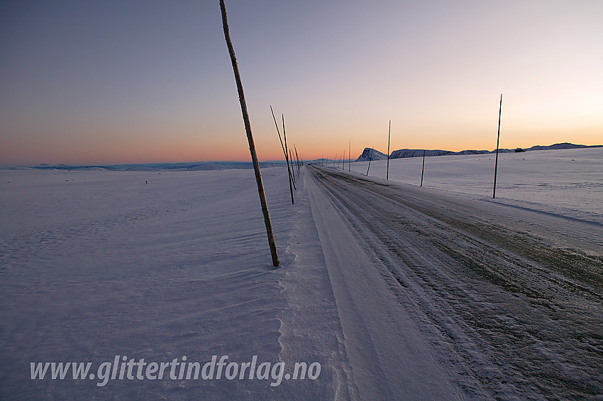 På toppen av Valdresflye i blåtimen med utsikt sørover i retning Bitihorn.