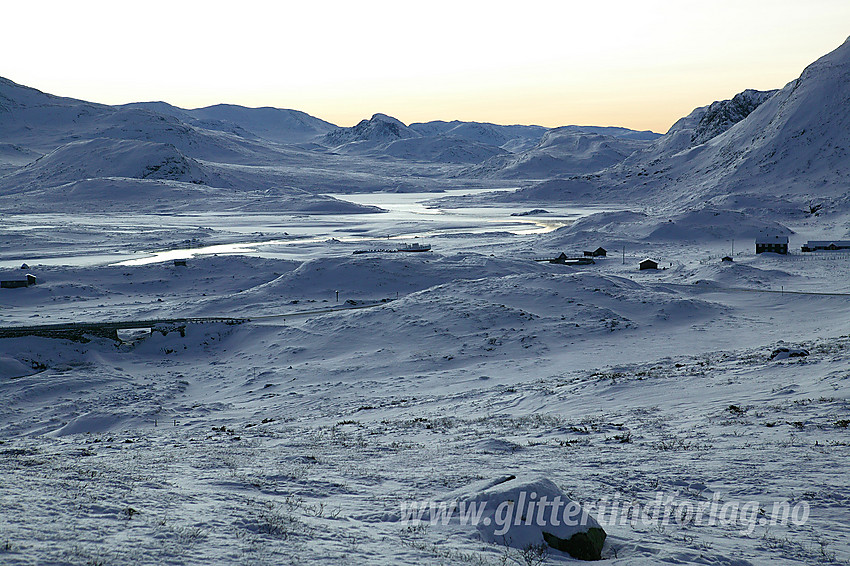 Fagerstrand i østenden av Bygdin i blåtimen.