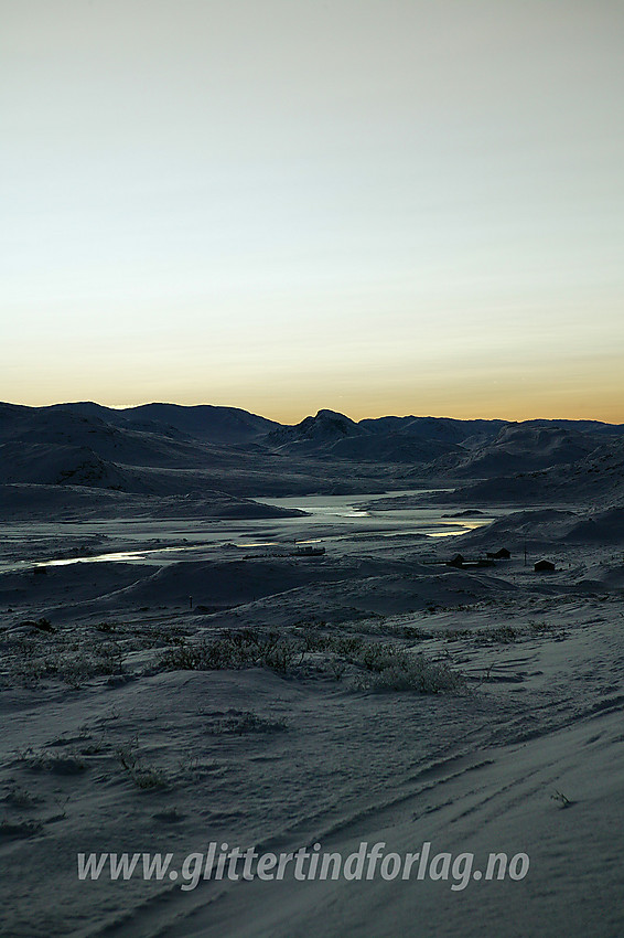 Fagerstrand i østenden av Bygdin i blåtimen.