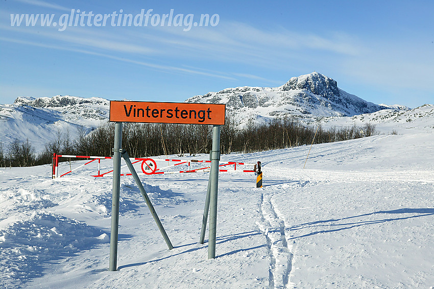 Veien er vinterstengt ved Garli, ca. 3 km ovenfor Beitostølen. Herfra og videre innover i fjellet er det skiløpernes domene.