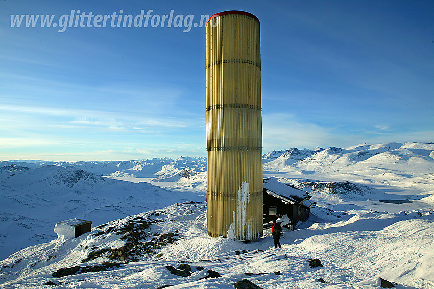 På toppen av Bitihorn (1607 moh) med masta og hytta som tjener telekommunikasjonsformål.