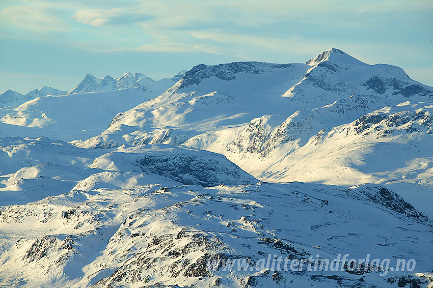 Med telelinse fra Bitihorn mot Galdebergtinden (2075 moh). Bak til venstre ses Hurrungane.