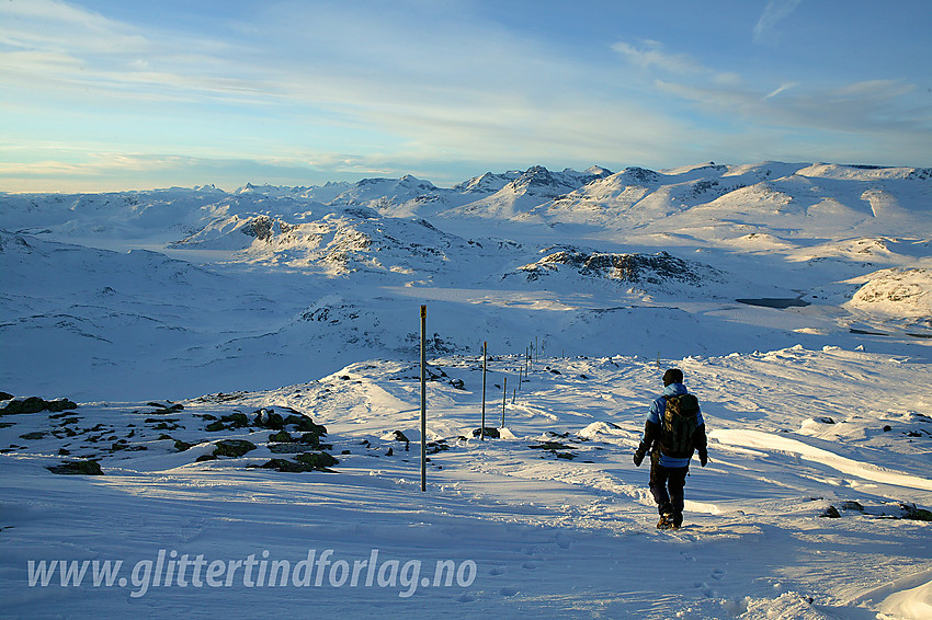 På vei ned fra Bitihorn en vinterkveld med Jotunheimen rett frem.