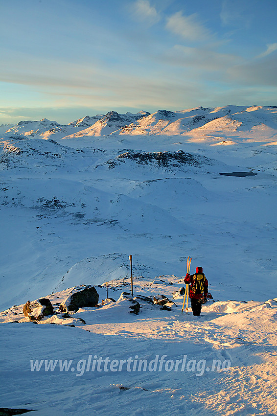 På vei ned fra Bitihorn en vinterkveld med Jotunheimen i front.