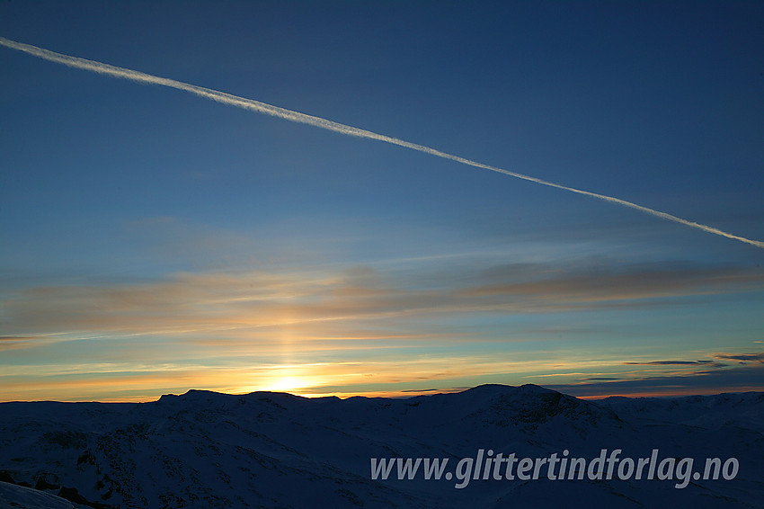 På Bitihorns nordvestrygg en vinterkveld i vestlig retning mot bl.a. Mugnetinden og Svartknippa / Skyrifjellet.