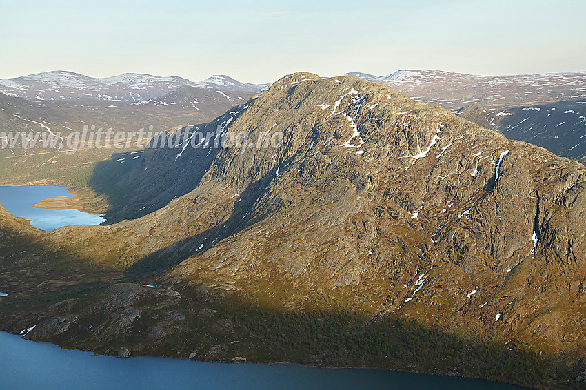 Fra Besseggen mot Knutshøe (1517 moh).