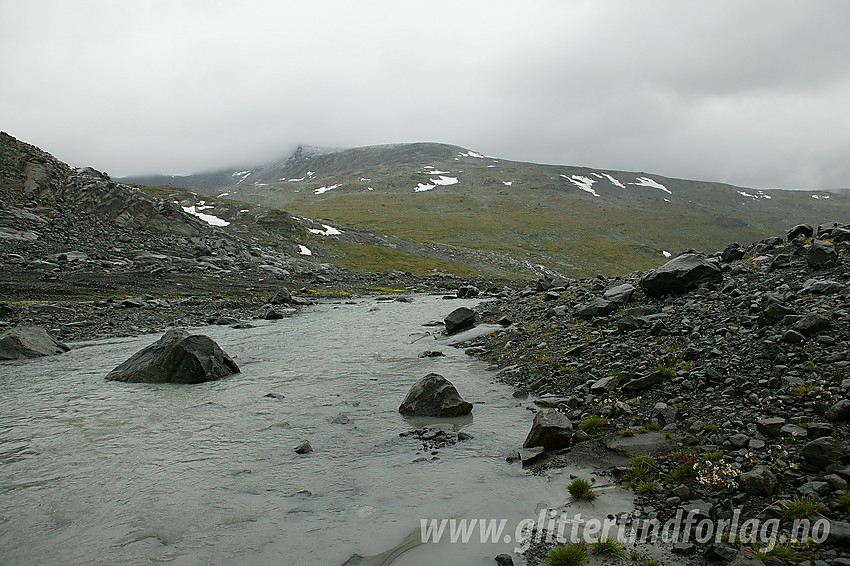 Regntung dag i Leirungsdalen like nedenfor Leirungsbrean med Leirungsåe i forgrunnen.