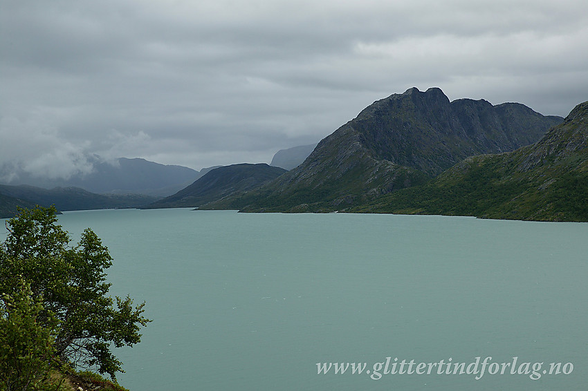 På stien langs Gjende med utsikt mot Knutshøe (1517 moh).