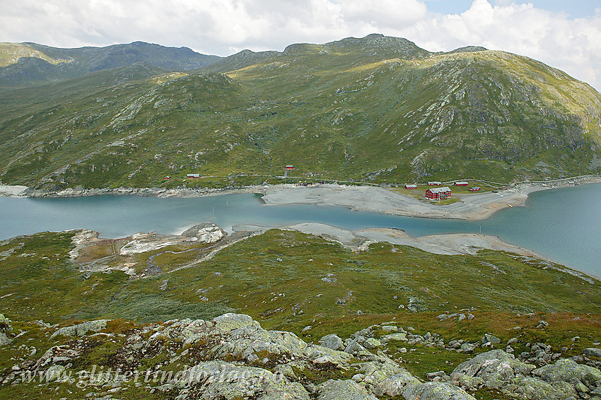 Utsikt fra Sekishornet mot Bygdissundet og Bygdisheim med Mefjellet (1386 moh) og Kongsliknuppen bak.