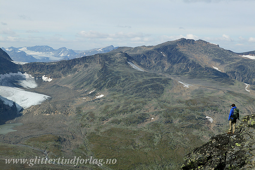 Utsikt fra Mugna mot bl.a. Tjønnholsoksle (2145 moh) og Tjønnholstinden (2329 moh).