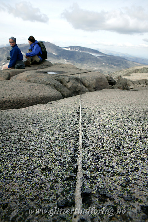 Gjennomgående stripe i fjellet på Mugna.