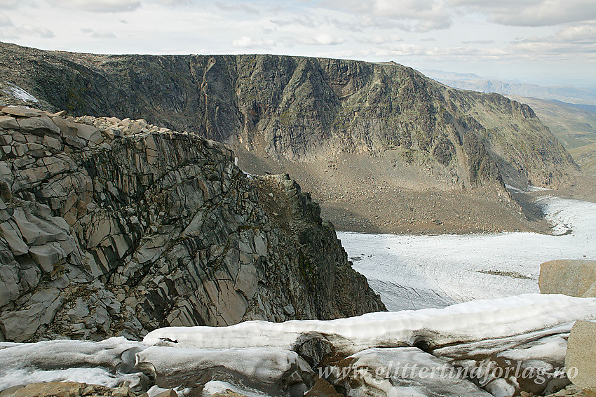 På ryggen sørøst for Mugna med utsikt bort til Munken (2105 moh).