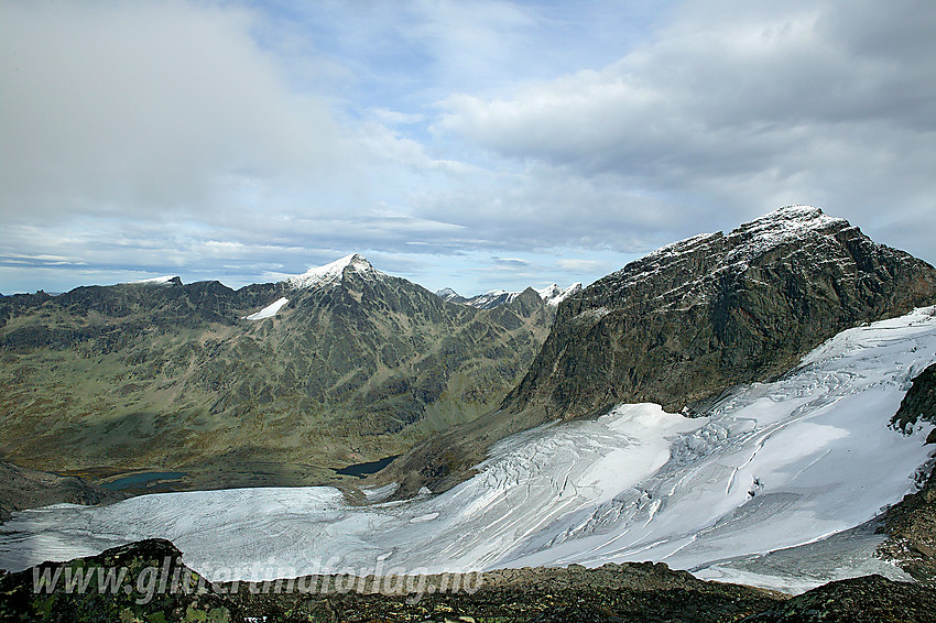 Fra Søre Svartdalspiggen mot Svartdalsbrean, Mesmogtinden og Svartdalen. I bakgrunnen ses Knutsholstindane med Store (2341 moh) som den dominerende toppen.