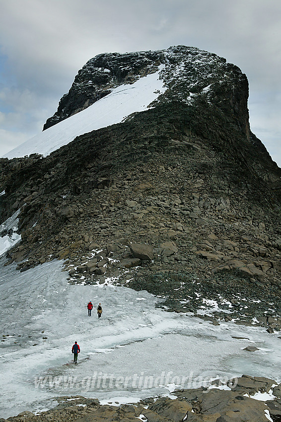 Fjellvandrere på vei opp mot Langedalstinden (2206 moh) fra vest-nordvest.