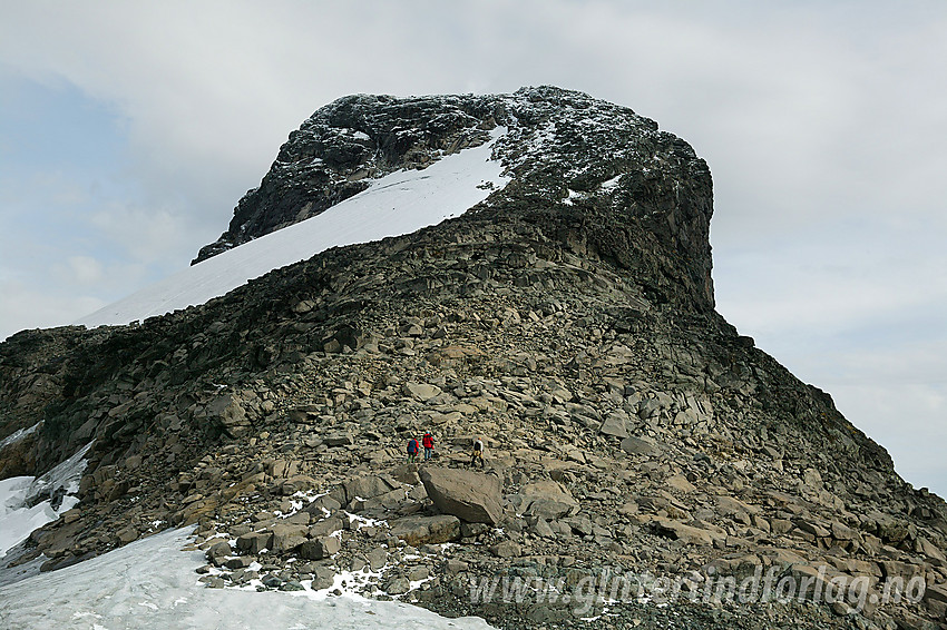På vei opp steinura fra vest-nordvest mot Langedalstinden (2206 moh).