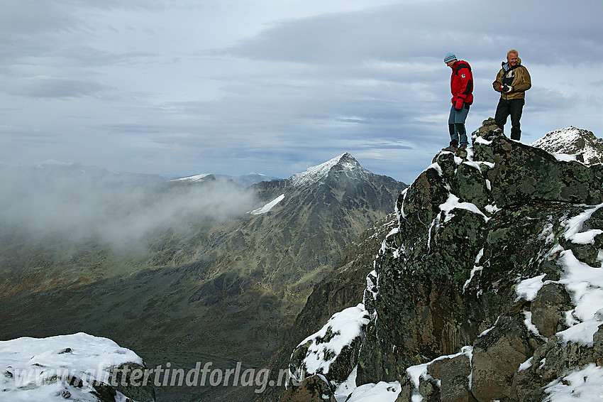 To på toppen av Langedalstinden (2206 moh). Knutsholstindane i bakgrunnen mot nordøst.