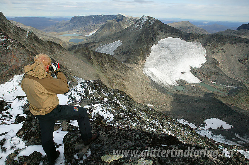 Fotografering på toppen av Langedalstinden. Her med utsikt øst-sørøstover.