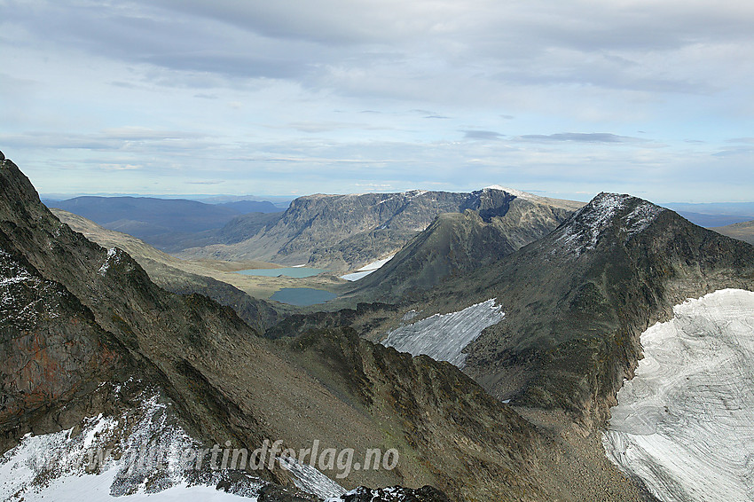 Utsikt fra Langedalstinden mot Kvitskardtinden (2193 moh) og videre nedover Leirungsdalen med Kalvehøgde på høyre side.