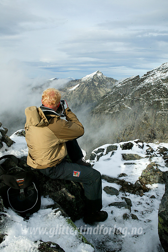 Fotografering på toppen av Langedalstinden mot Store Knutsholstinden.