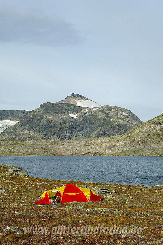 Teltleir ved Nedre Langedalstjednet med Galdebergtinden (2075 moh) i bakgrunnen.