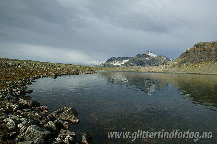 Ved Nedre Langedalstjednet en høstmorgen med Galdebergtinden (2075 moh) i bakgrunnen.