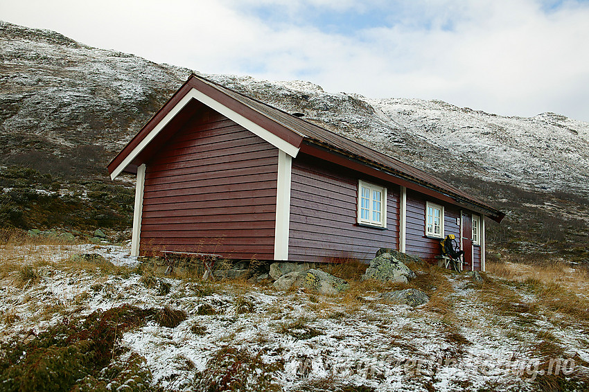 Yksendalsbu i Yksndalen, selvbetjent DNT-hytte vest for Olefjorden på sørsiden av Bygdin.