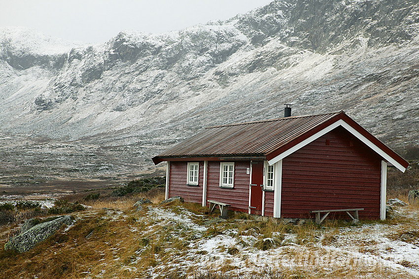 Yksendalsbu i Yksndalen, selvbetjent DNT-hytte vest for Olefjorden på sørsiden av Bygdin.