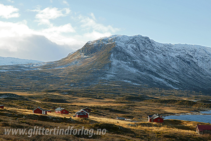 På stien mot Ole med utsikt vestover til Kvithaug med Yksnnøse (1475 moh) i bakgrunnen.