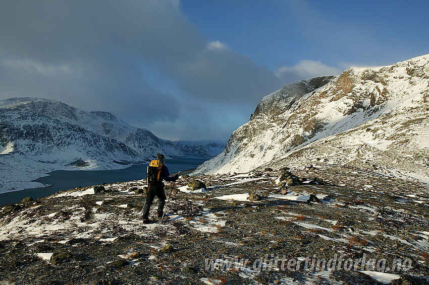 På vei fra Gjendesheim mot Veslfjellet en novemberdag. Gjende skimtes bak til venstre.