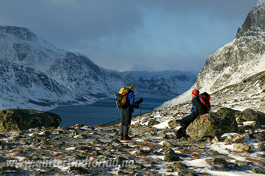 Pause på vei opp mot Veslfjellet fa Gjendesheim med Gjende i bakgrunnen.