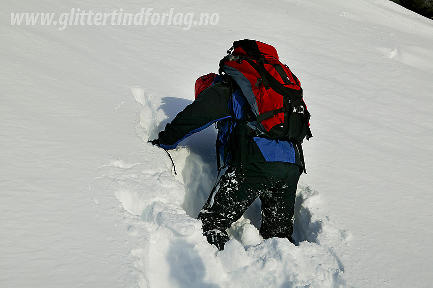 Basking i dyp bratt snø på vei opp mot Veslfjellet fra Gjendesheim via sommerruta mot Besseggen.