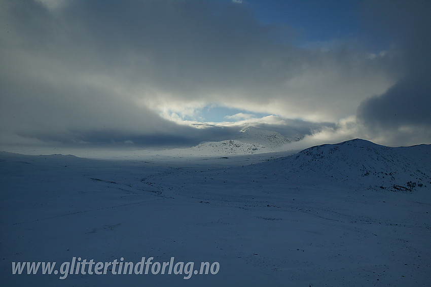 Fra østre del av Knutshøryggen sørover Leirungsmyren mot Valdresflye. Semelhøe (1302 moh) til høyre.