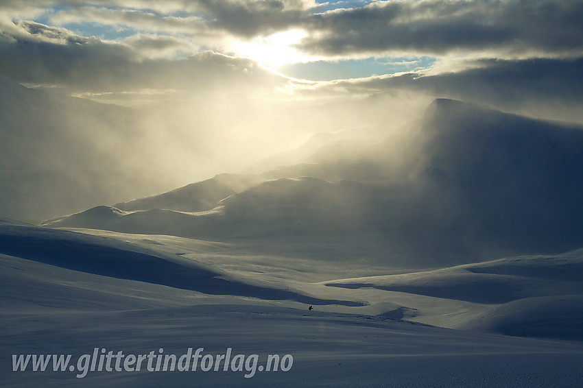 I liene ovenfor Heimre Fagerdalen mot Mefjellet (1386 moh) hvor kraftig snødrev virvles ut i lufta.