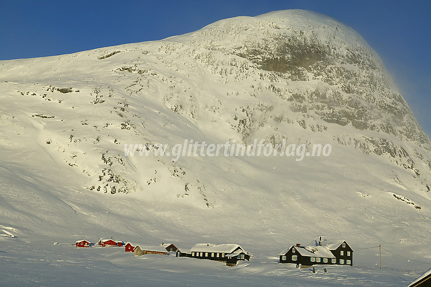 Ved Fagerstrand med Hålisstølen under Synshorn (1475 moh).