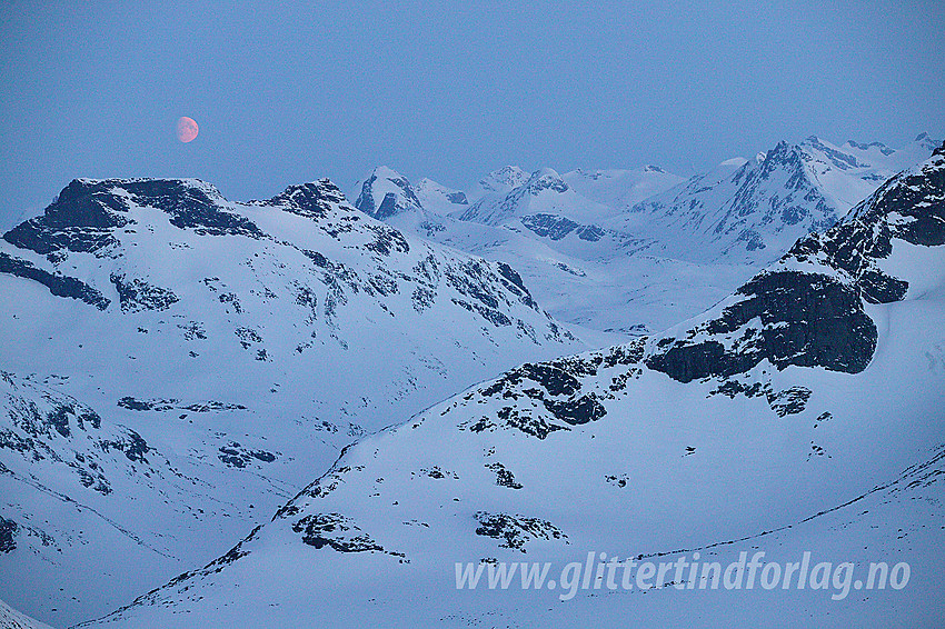 Vinternatt på Austre Kalvehøgde mot månen som henger over Svartdalspiggane.