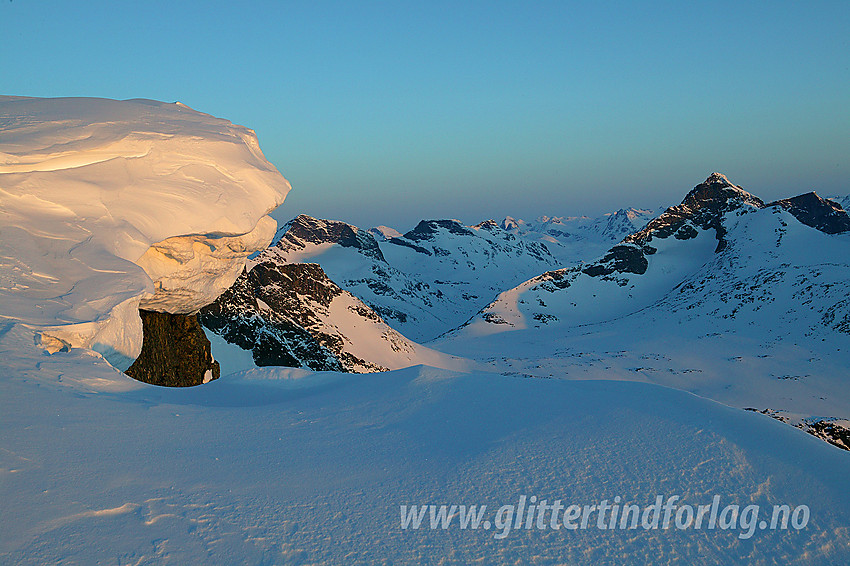 Snøskavl like oppunder Austre Kalvehøgde (2178 moh). I bakgrunnen ses bl.a. Store Knutsholstinden.