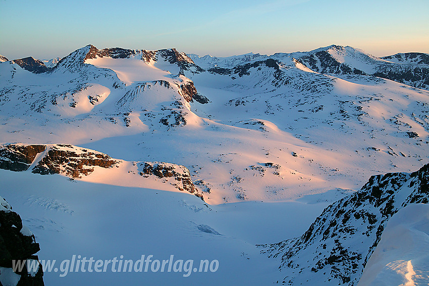 Fra Kalvehøgde, like øst for Austre med utsikt mot Austre Leirungstinden (2288 moh), Skarvflyløyfttinden (2250 moh) og Tjønnholstinden (2329 moh), for å nevne noe.