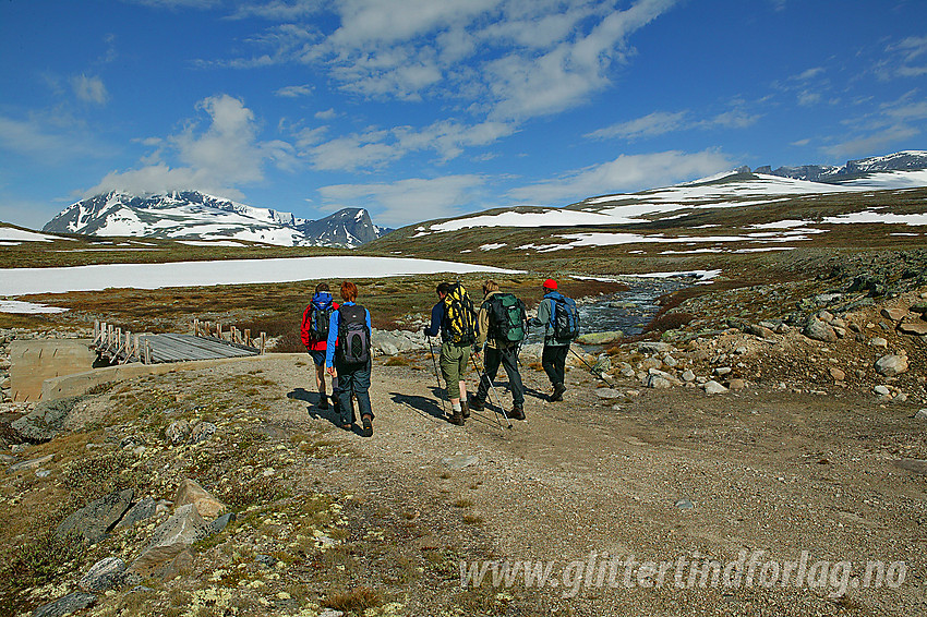 Fjellvandrere på vei mot bro over Svone i Svånådalen, like ovenfor Maribue.