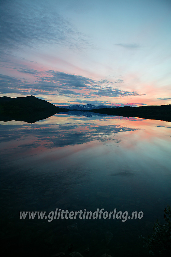 Sommernatt ved Lemonsjøen Fjellstue med stemningsfull himmel over Lemonsjøen.